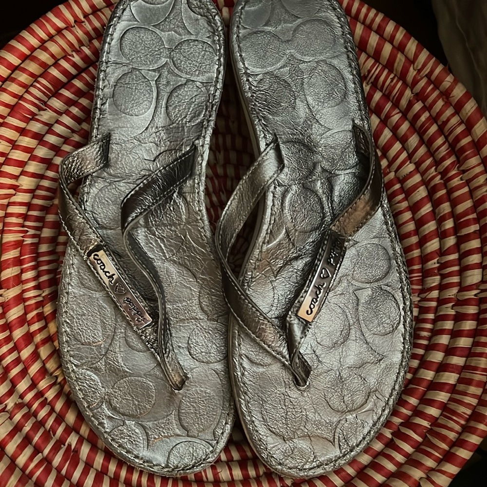 Coach poopy size 7 silver flip flops